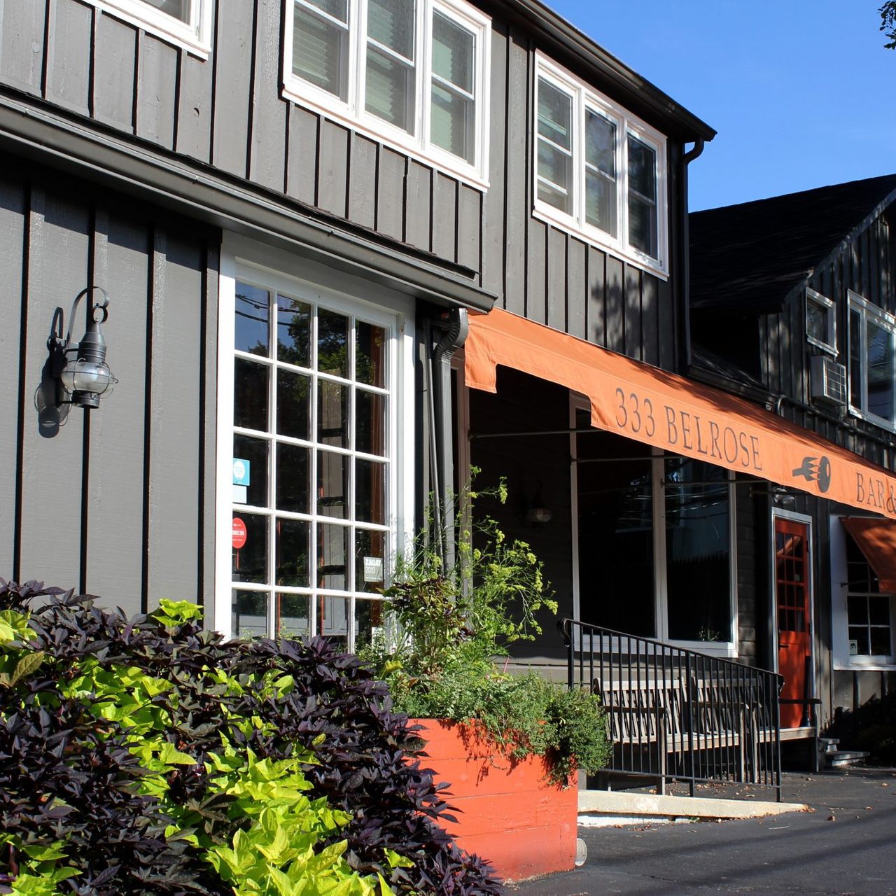 333 Belrose Bar & Grill餐厅图片