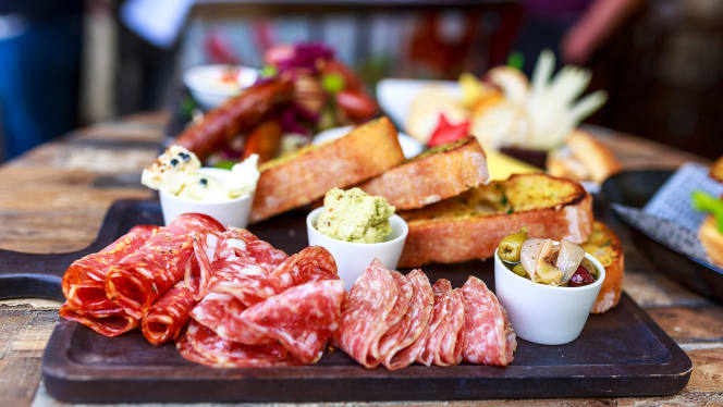 Gusti Restaurant & Bar餐厅图片