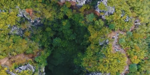 斬曹鄉磐石巖天坑