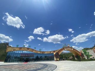 夏天太浪漫了，我想请它吃顿饭，如果你有空，可以一起来民族风情园。