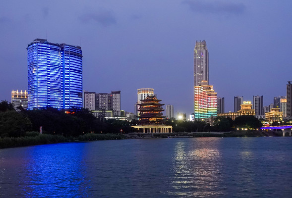 邕江夜游，领略南宁夜景魅力，感受邕江光影画卷