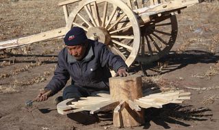 卓资县：勒勒车的制作