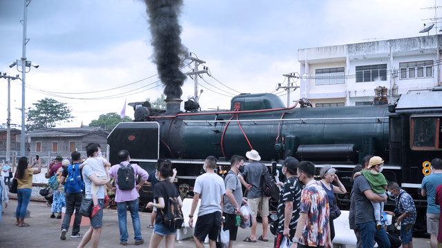 在泰国搭世界仅存日本制CX50蒸汽火车 复古外型、水煤整备好吸睛