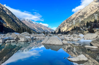 川藏线最美的湖泊，有西天瑶池之美誉，可与来古冰川一起游览