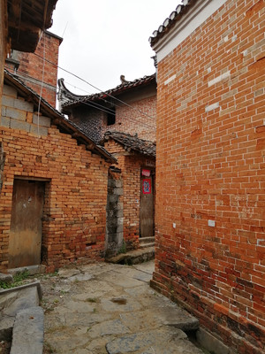 富川福溪村的小巷子很有纵深感，这个老人说，天天有人扫地的