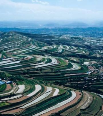 榜罗镇游记图文-航拍通渭榜罗镇：蛟龙入海，千沟万壑的红色热土迸发出转折的力量