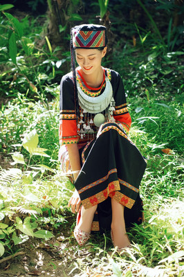 穿上黎族服饰,做一回美美的黎家姑娘