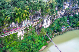 全球9大悬崖餐厅，中国只有一家，位于三峡的绝壁之上，看着都吓人