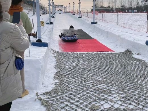 马蹄山亲子雪乐园