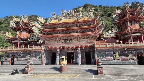 南化五峯山龍湖寺