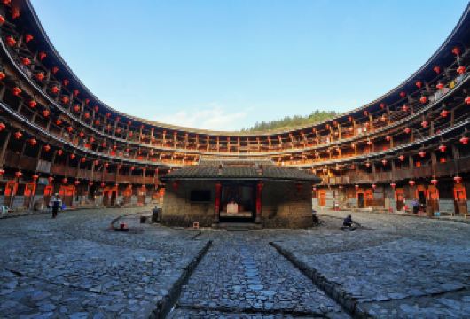南靖田螺坑土楼群+裕昌楼+塔下村包车一日游【[玩法升级]包车游无需跟别人拼车，一台车一整天为您服务+懒人小团，酒店门口接看四菜一汤田螺&云水谣】
