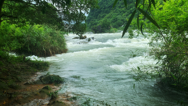 ，就在马路旁边，瀑布声音很大，但其实很低的，浅岸的地方还能趟水玩。