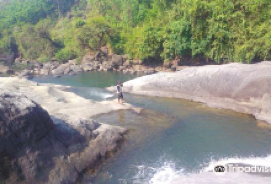 Arippara Waterfalls景点图片