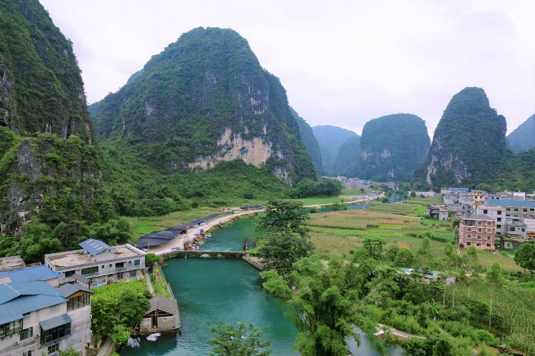 吞榜天窗的蓝绿水道、村居与喀斯特峰林。