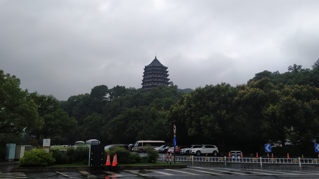 杭州钱塘江边的六和塔:夏日的阵雨中