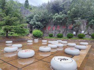 长虫山开放了,这是昆明人喜欢去的地方,雨天里爬山的人依然很多