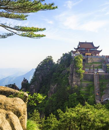 3D2N • Worship Ksitigarbha's flesh relics on Jiuhua Mountain's front range, and embark on high-altitude pilgrimage on its back range