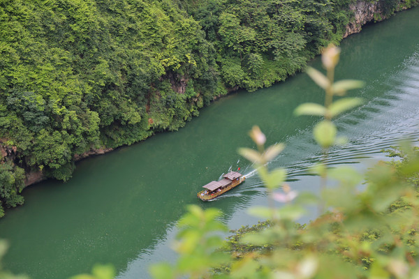 湟川三峡惊现一条世界最长的擎天玻璃桥,荣获世界吉尼斯纪录