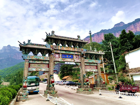 跟着夏宁葆去爬九莲山。