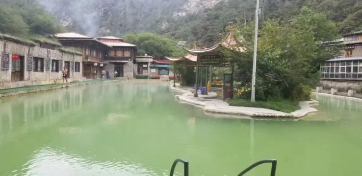 5-Day Shangri-La Tour: Tibetan Cultural Charm at Songzanlin Temple, Natural Beauty of Putatso National Park