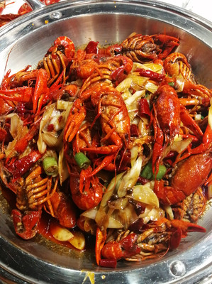 南宁喜鸭不仅有烤鸭,还有小龙虾和烤鸭骨鸭血酸菜汤,不可错过