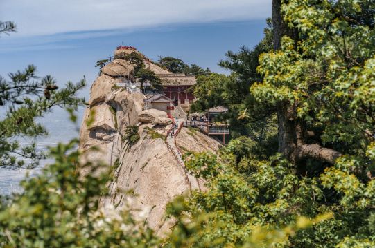 Xi'an's Ancient Walls and Peaks