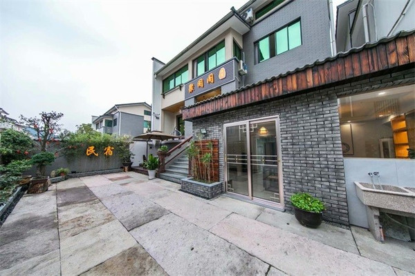 浙江安吉有处聚闲阁民宿,院内常年流淌山泉水,根本不用去趵突泉!