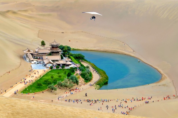 鸣沙山月牙泉
