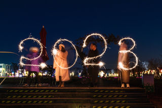 拔萝卜、贴春联、放烟花,周庄香村,一幅岁月静好的水乡田园图