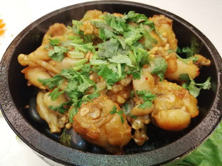 把大大个的蛙腿放到极高温的石头上,石熬焗蛙腿就成了,超鲜美的