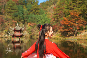 黄陂区游记图文-片片枫叶情，酒醉湖畔“枫”情万种，汉服小姐姐乐开了花