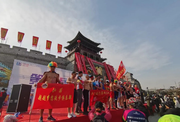 展现自己,自由随性|古镇里有趣的光猪跑