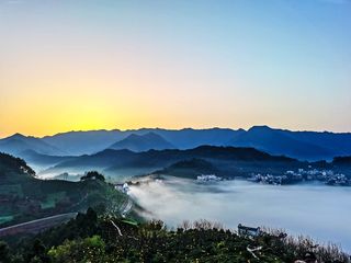 当瀑布云遇上耶稣光,整个坡山村仿若人间仙境,美成一片!