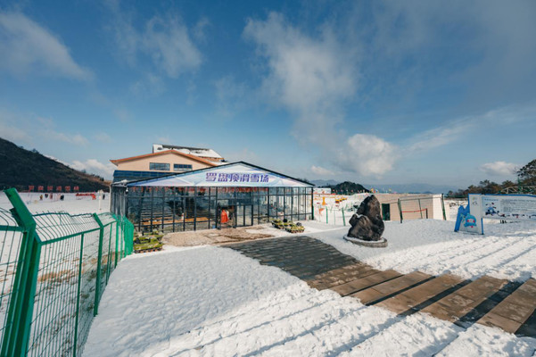 巴山大峡谷罗盘顶滑雪场|春节滑雪,性价比超高!