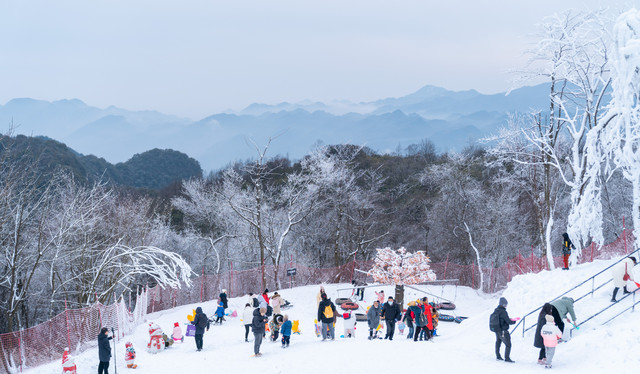 2023年的第一场旅行，用雪白冬日的九皇山来实现