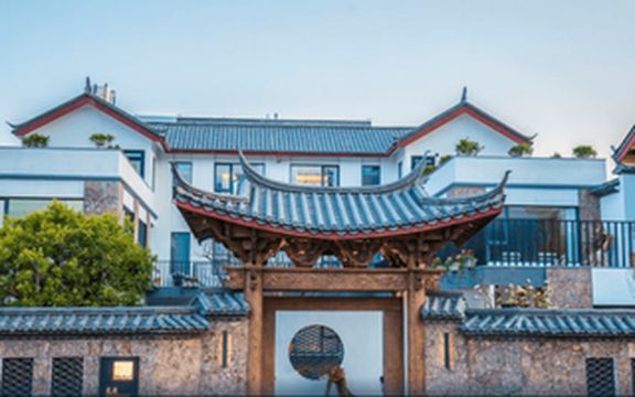 云南丽江白沙古镇荒度余生民宿,每间窗面对玉龙雪山,品纳西美食