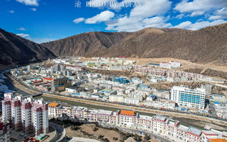 西藏一座雪山环绕的盆地小城,面积超5个深圳,街道上却空无一人