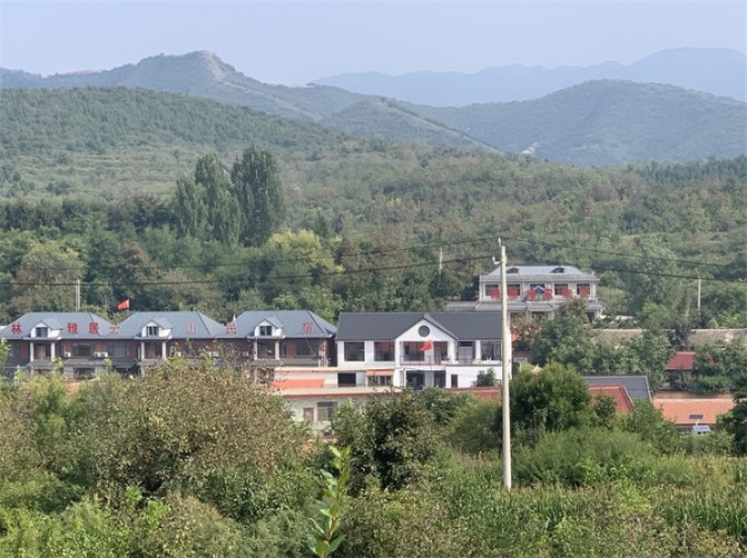 天津薊縣穿芳峪九龍春居精品民宿灰瓦白牆的小院中式風格與古典元素相結合。