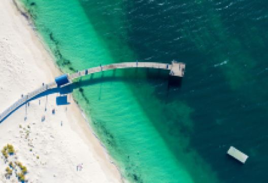 朱里恩湾景点图片