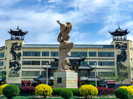 丝绸古道 | “这里以前是围起来养羊的”