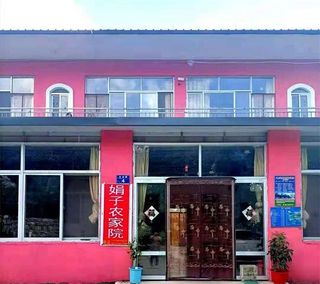 承德兴隆青松岭花市娟子农家院，核桃树下乘凉，山泉溪流清澈见底