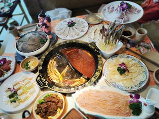 重庆火锅别有洞天，近百年老字号厦门首家，不必千里吃到传说中的鸡豆花