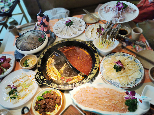 重庆火锅别有洞天，近百年老字号厦门首家，不必千里吃到传说中的鸡豆花