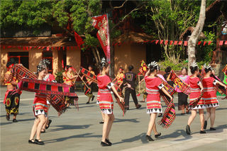 旅行要有仪式感，这里的开场舞很欢乐