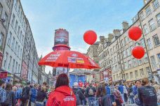 皇家英里大道-爱丁堡-翱翔的大鲨鱼