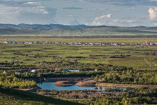 初秋的根河：青黄不接的草原风光，实景照片犹如桌面图