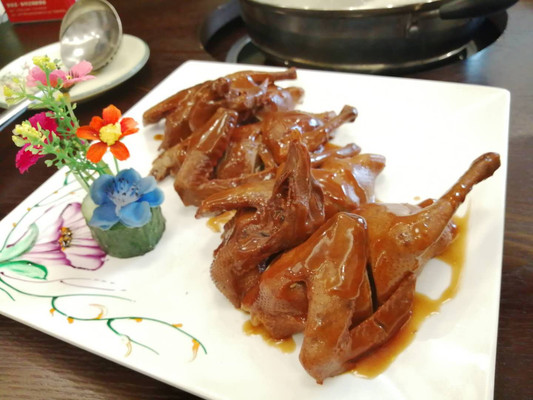 鸽都行研发的潇湘香辣鸽，鸽肉鲜嫩带汁，香辣入味