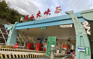 我在巴山大峡谷闻春色的气息，赏春天的美色！