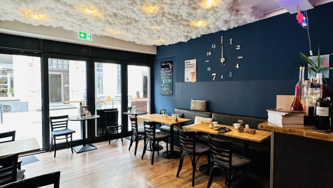 Merry Café Bar & Bistro