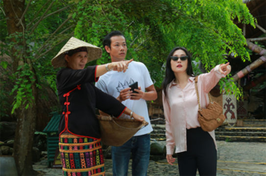 醉美黎乡声声曼，一杯山栏俏佳人